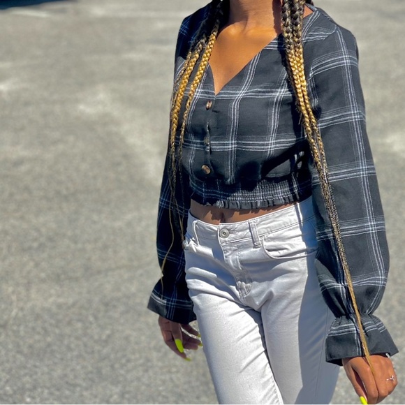 V neck flared long sleeve SHEIN shirt - Picture 2 of 3
